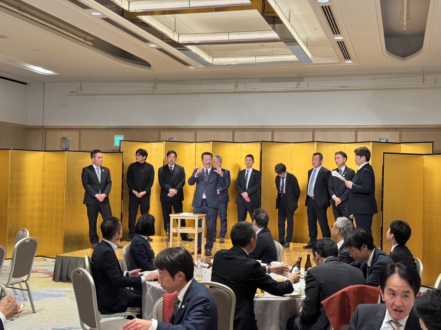 交流懇親会で登壇する全国青年部メンバー