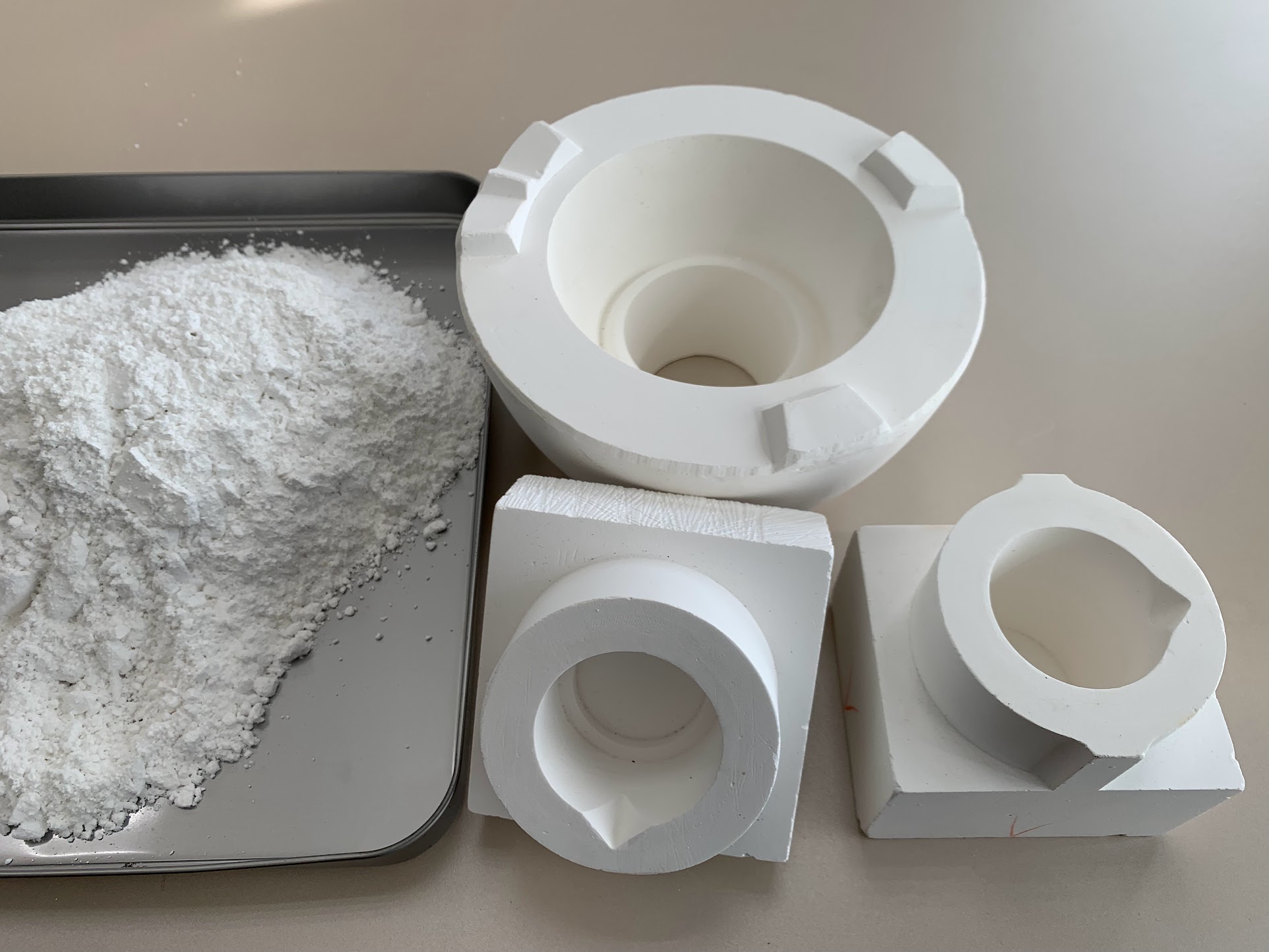 廃石膏（右）と廃石膏を粉砕してつくられた肥料（左）